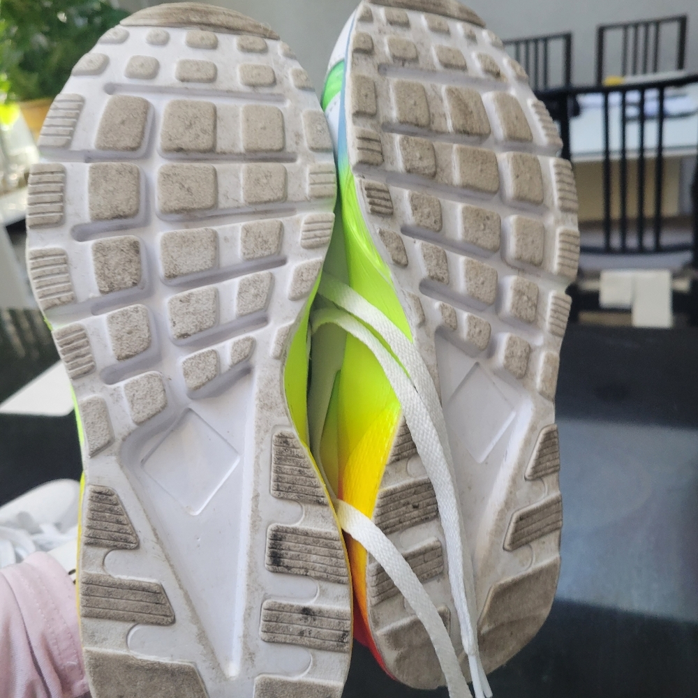 Sneskers - Picture 3 of 3